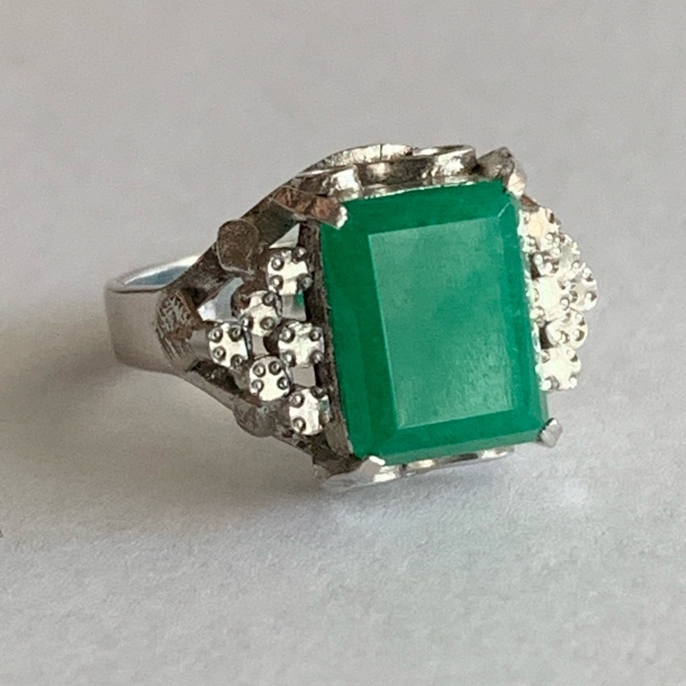 New vintage emerald cocktail ring